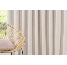 Dekostoff mit Faltenband und Sessel im Raum.