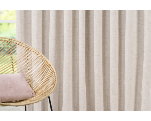 Dekostoff mit Faltenband und Sessel im Raum.