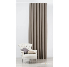 Blick auf einen Vorhang neben einem Sessel