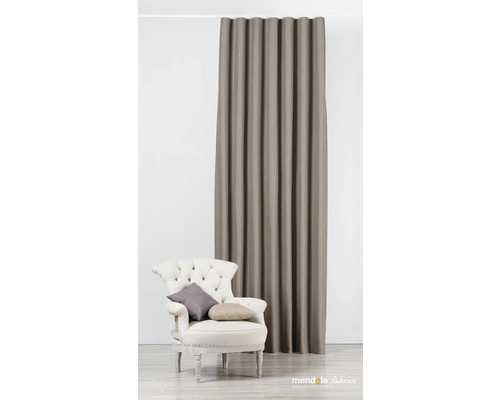 Blick auf einen Vorhang neben einem Sessel