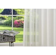 Transparenter Vorhang vor einem Fenster mit Gartenblick