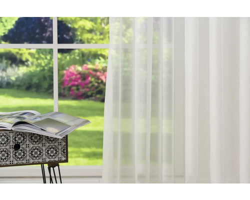 Vorhang mit Universalband Avenue Creme 260 x 300 cm Transparenter Vorhang vor einem Fenster mit Gartenblick