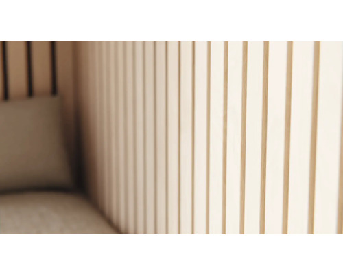 Innenarchitektur mit Holzpaneelen und Sitzgelegenheit