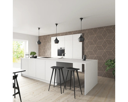 Helle Küche mit Kochinsel, Barhockern und Wandpaneelen mit geometrischem Muster