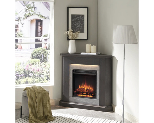 Eckkamin mit simuliertem Feuer in einem hellen Raum