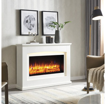 Elektrischer Kamin mit weißer Verkleidung, Dekoration und Beleuchtung in einem Wohnzimmer.