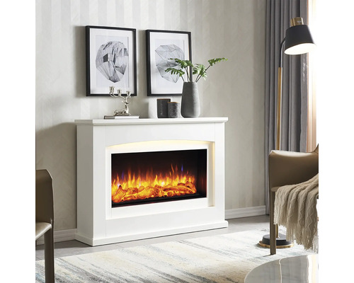 Elektrischer Kamin mit weißer Verkleidung, Dekoration und Beleuchtung in einem Wohnzimmer.
