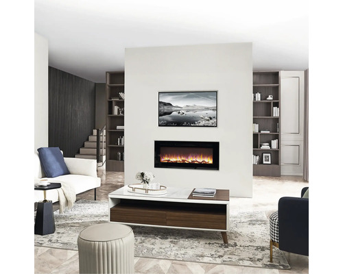 Wohnzimmer mit Elektrokamin unter einem Fernsehgerät, eingerichtet mit Couch, Sessel und Tisch