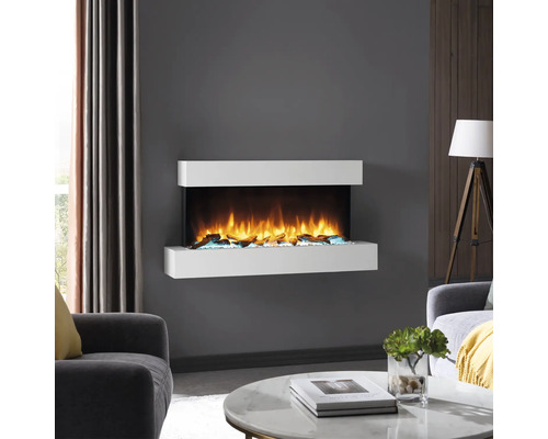 Wohnzimmer mit modernem Elektrokamin an der Wand und dekorativen Elementen