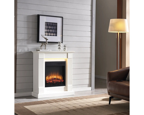 Dekorativer Elektrokamin mit simulierten Flammen in einem Wohnzimmer.