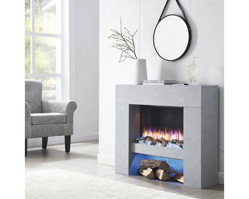 Wohnzimmer mit elektrischem Kamin, Sessel und rundem Spiegel