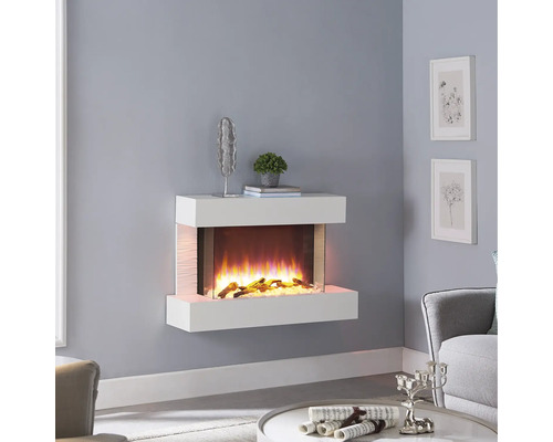 Dekorativer elektrischer Wandkamin mit Holzfeuer-Flammeneffekt in einem hellen Wohnzimmer.