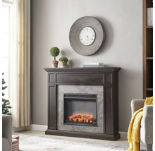 Elektrischer Kamin mit simuliertem Flammeneffekt in einem Wohnzimmer