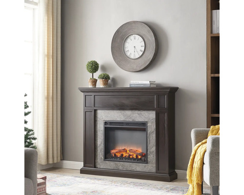 Elektrischer Kamin mit simuliertem Flammeneffekt in einem Wohnzimmer