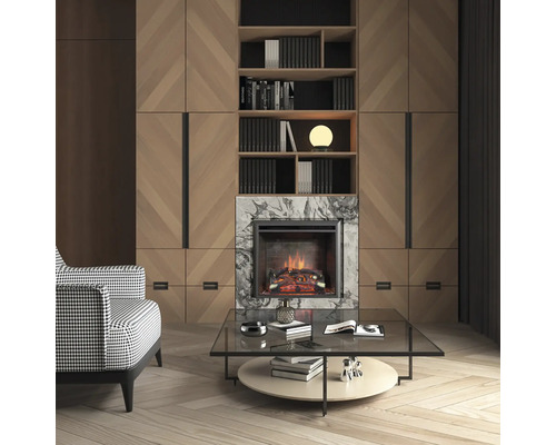 Wohnzimmer mit Sessel, Couchtisch und Kamin vor einer Holzvertäfelung mit eingebautem Regal