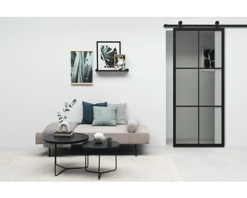 Wohnzimmer mit Sofa, Couchtisch und Schiebetür