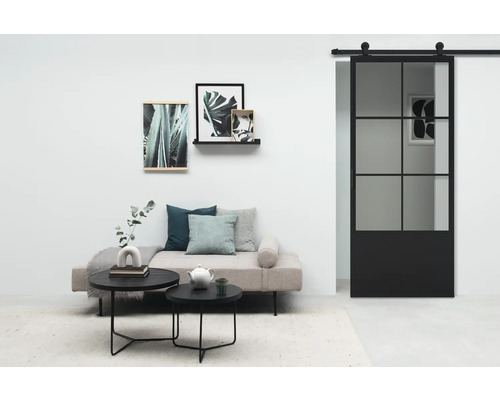 Helles Wohnzimmer mit Couch, Beistelltischen, Wanddekoration und Schiebetür