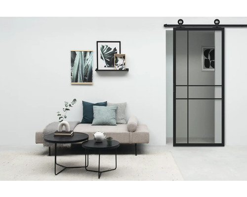 Wohnzimmer mit Schiebetür, Sofa, Couchtischen und Wanddekorationen für eine helle und organisierte Atmosphäre