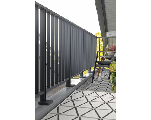 Balkonszene mit Geländer, Sitzmöbeln und Teppich