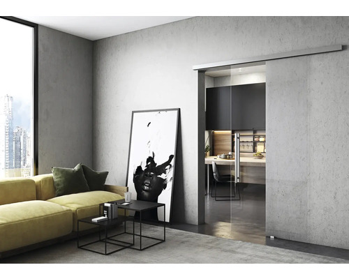 Wohnzimmer mit Glasschiebetür, Couch und Kunstwerk