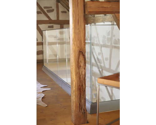 Innenansicht eines Hauses mit Holzstützen und Glasgeländer