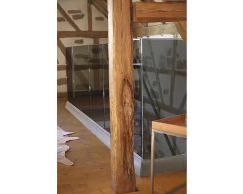 Blick in einen Dachboden mit Holzkonstruktion und Glasgeländer