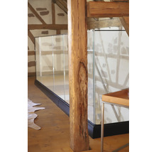 Innenaufnahme eines Hauses mit einem hölzernen Tragbalken und einer Glasbalustrade