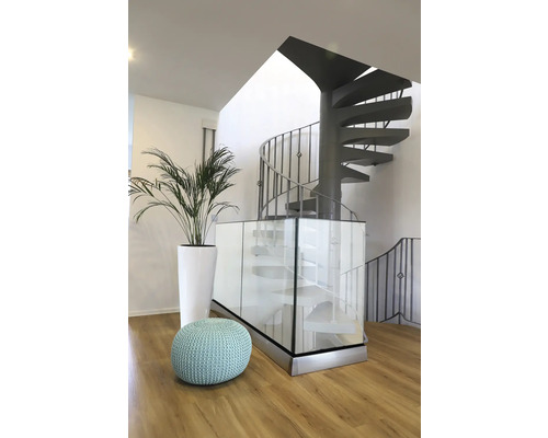 Innenraum mit Wendeltreppe, Pflanze im Topf und Sitzhocker