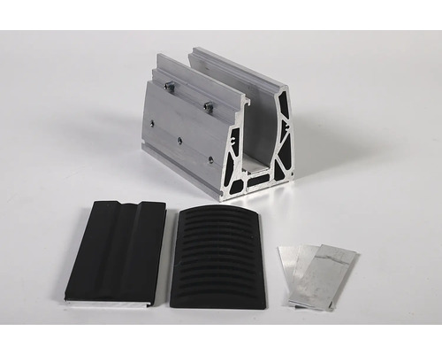 Aluminiumprofil mit Schrauben, Gummistreifen und Aluminiumplatten