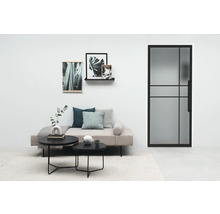Wohnzimmer mit Tagesbett, Couchtischen und Innentür mit Glas