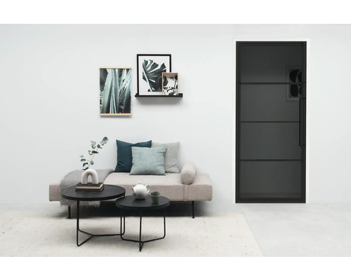 Heller Wohnraum mit Sofa, Tisch und Glastür