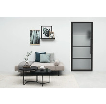 Wohnzimmer mit Couch, Couchtisch und Innentür mit Glaseinsatz