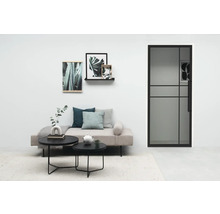 Helles Wohnzimmer mit Tür, Sofa, Couchtisch und Dekoration