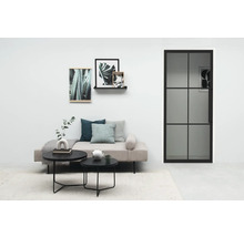Wohnzimmer mit Sofa, Couchtischen, Dekorationen und Tür mit Glaseinsatz