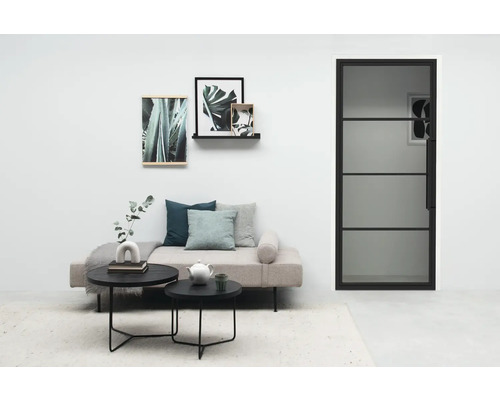 Wohnzimmer mit Sofa, Couchtischen, Wanddekoration und Tür mit Glaseinsatz