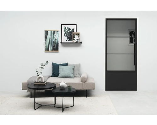 Wohnzimmer mit Tagesbett, Couchtischen und Innentür mit Glaseinsatz