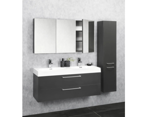 Badezimmer mit Doppelwaschtisch, Spiegelschrank und Hochschrank