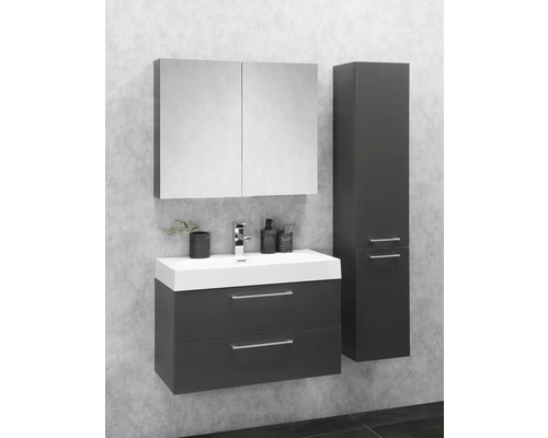 Badezimmer mit Waschtisch, Spiegelschrank und Hochschrank