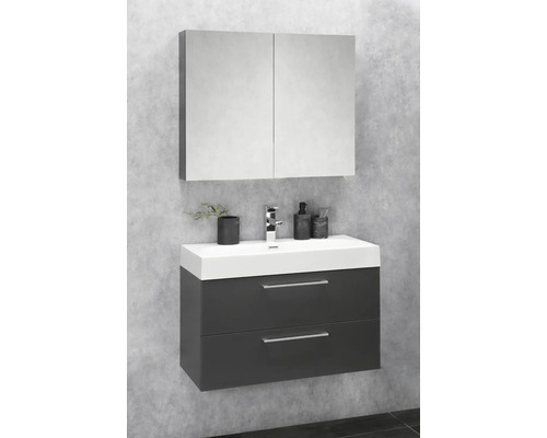 Badezimmer mit Waschbeckenunterschrank, Waschtisch und Spiegelschrank