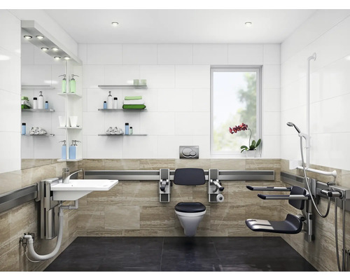 Barrierefreies Badezimmer mit Waschtisch, Toilette und Duschsitz