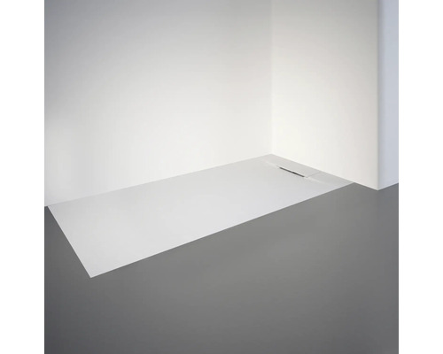 Ebenerdige Dusche mit Duschrinne in einem Badezimmer.