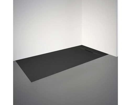 Badezimmer mit abgedichteter Duschwanne auf dem Boden.