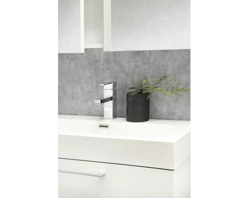 Modernes Badezimmer mit Waschbecken, Armatur und Dekoration