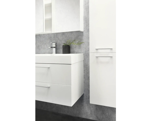 Badezimmer mit Waschtischunterschrank, Waschbecken, Spiegelschrank und Hochschrank in hellem Design