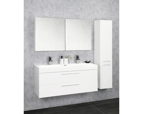 Badezimmer mit Waschtisch, Spiegelschrank und Hochschrank in hellem Design