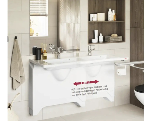 Badezimmer mit Waschtisch für barrierefreies Wohnen, inklusive Spiegel und Regal