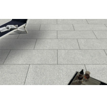 Terrasse mit grauen Granitplatten, Liegestuhl und Getränken