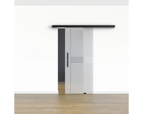 Schiebetür aus Glas mit horizontalem Streifenmuster in einem hellen Raum