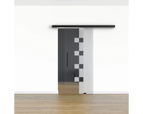 Schiebetür aus Glas mit quadratischem Muster und schwarzer Schiene vor einer Wand