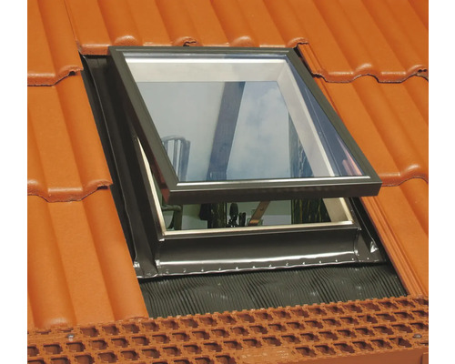 Geöffnetes Dachfenster auf einem Ziegeldach